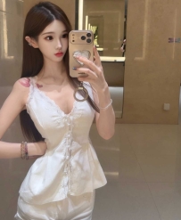 金华市义乌市小蛮腰女人依偎怀里打桩